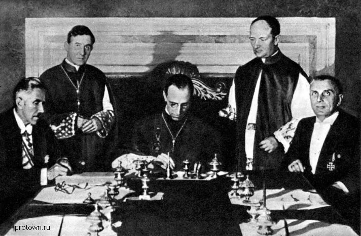 Госсекретарь Ватикана Пачелли подписывает документы с гитлеровским правительством. Ватикан. 1933 г.